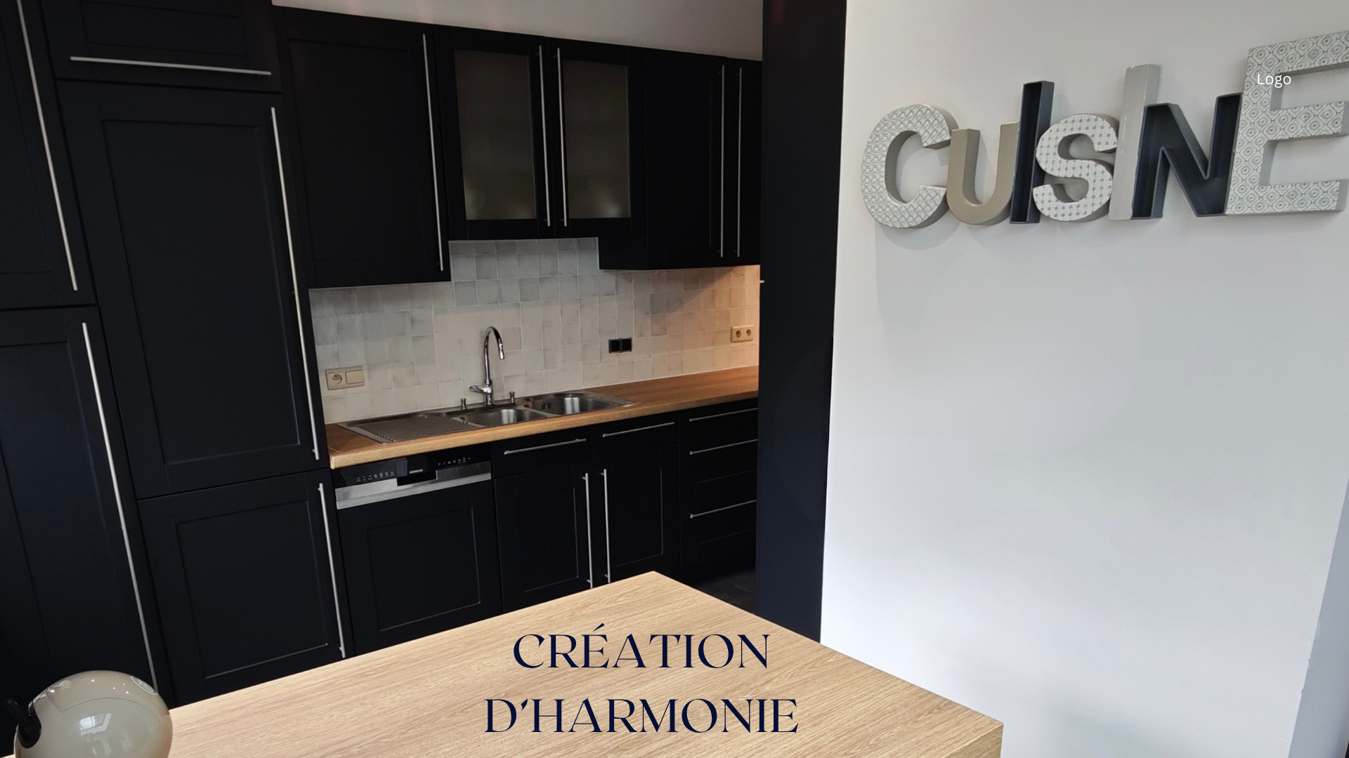 Cuisine noire et bois — Création d'harmonie